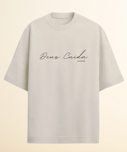 Camiseta Oversized Deus Cuida
